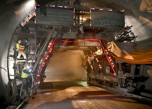 Construction of 4392m Xia Gongla Mountain Tunnel